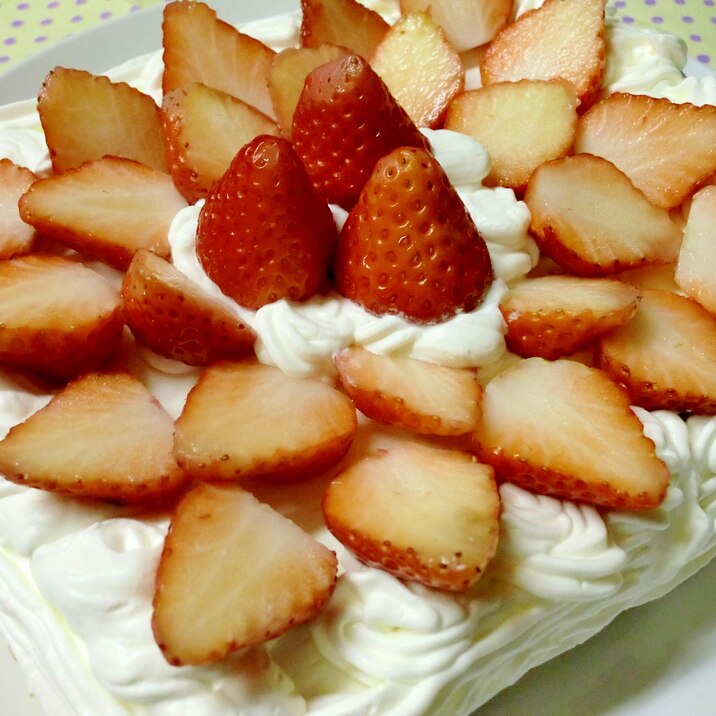 イチゴのデコレーションケーキ ロールケーキの生地で レシピ 作り方 By 杏anママ 楽天レシピ